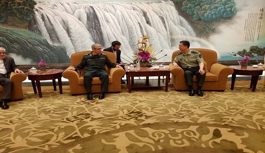 رئيس الاركان الايرانية يلتقي القائد العسكري لمنطقة شنغهاي