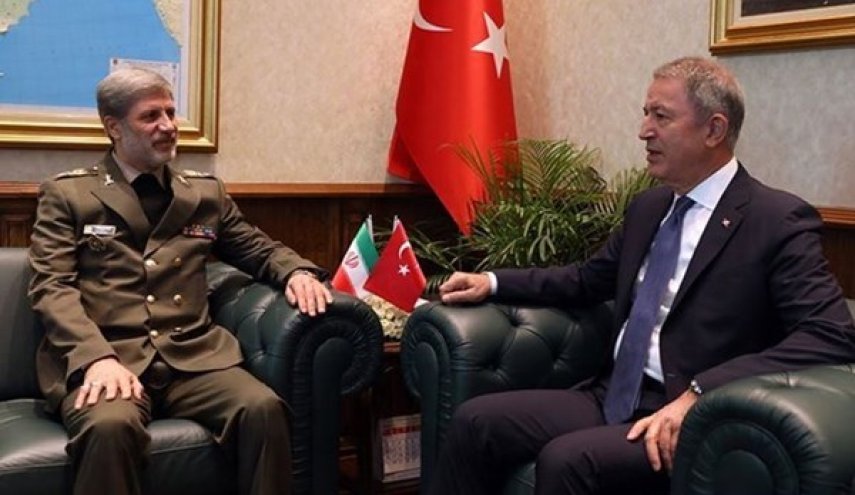 وزيرا الدفاع الايراني والتركي يبحثان القضايا الامنية والدفاعية 