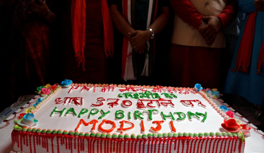 تاج ذهبي وفيلم سينمائي احتفالا بعيد ميلاد رئيس وزراء الهند (صور)