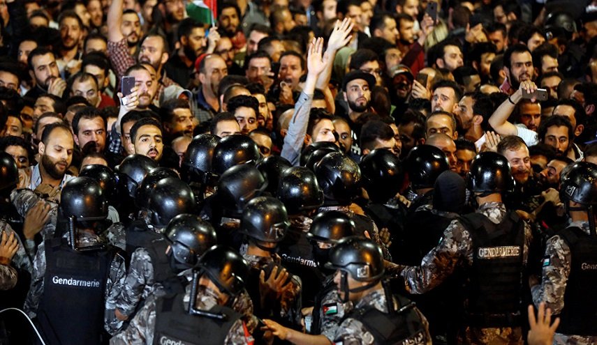 استطلاع للرأي: الأردنيون يؤيدون إضراب المعلمين ويلومون الحكومة