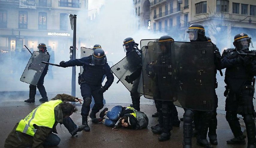 بازداشت بیش از ۱۰۰ نفر در اعتراضات جلیقه زردهای فرانسه