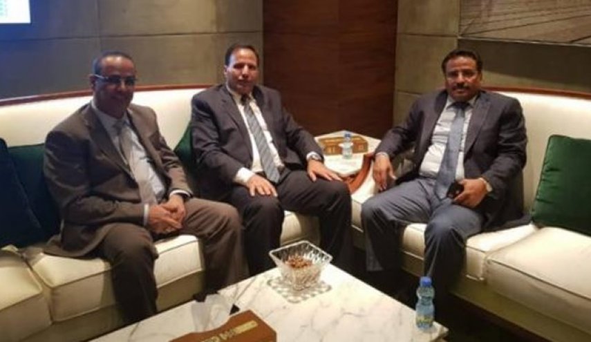 وفد حكومة هادي المستعفية يصل الى عمان