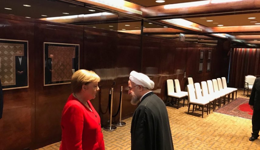 روحاني يناقش مع ميركل حفظ الاتفاق النووي في نيويورك