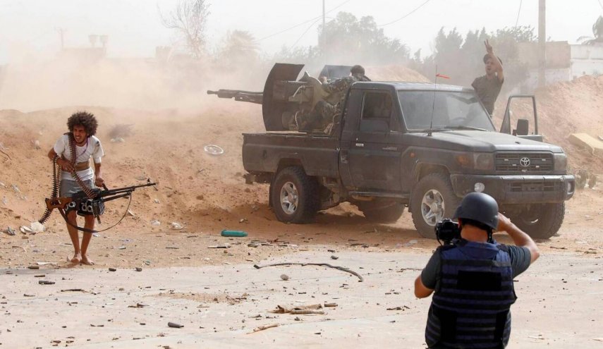 ليبيا... طيران حفتر يستهدف قوات الوفاق شرقي مصراتة
