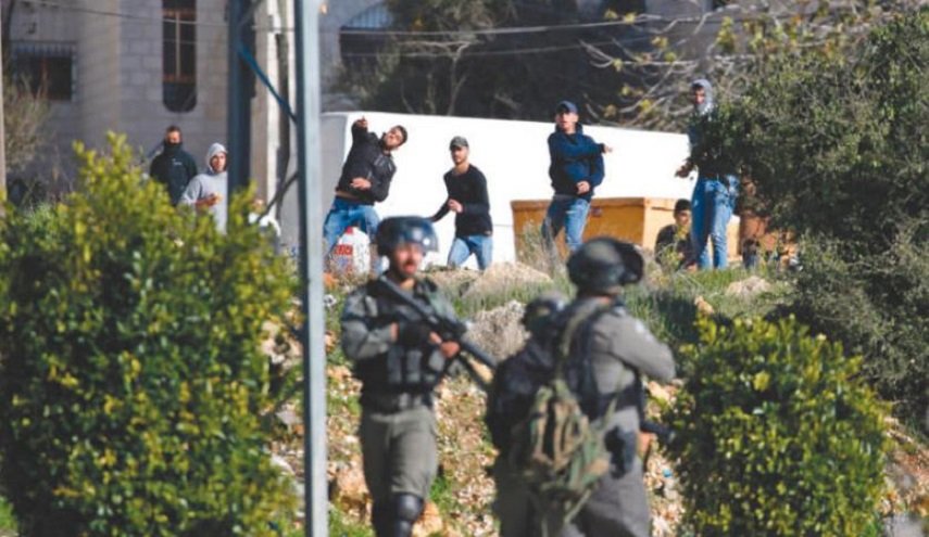 مواجهات عنيفة بين فلسطينيين وجنود إسرائيليين في رام الله