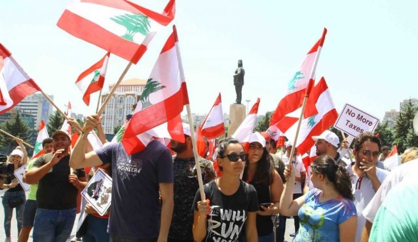 اللبنانيون يتظاهرون احتجاجاً على الوضع الاقتصادي