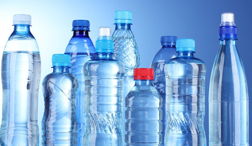 تحذير.. زجاجات المياه المعدنية تحتوي مواد كيميائية سامة!