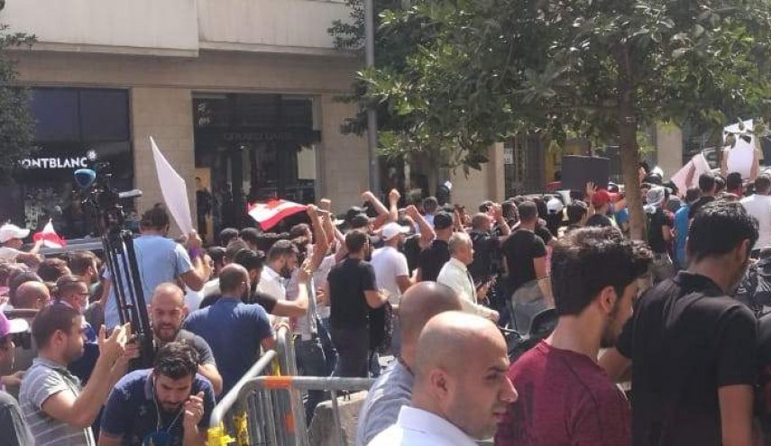احتجاجات الشارع اللبناني بين ضغط الخارج ومطالب المواطنيين
