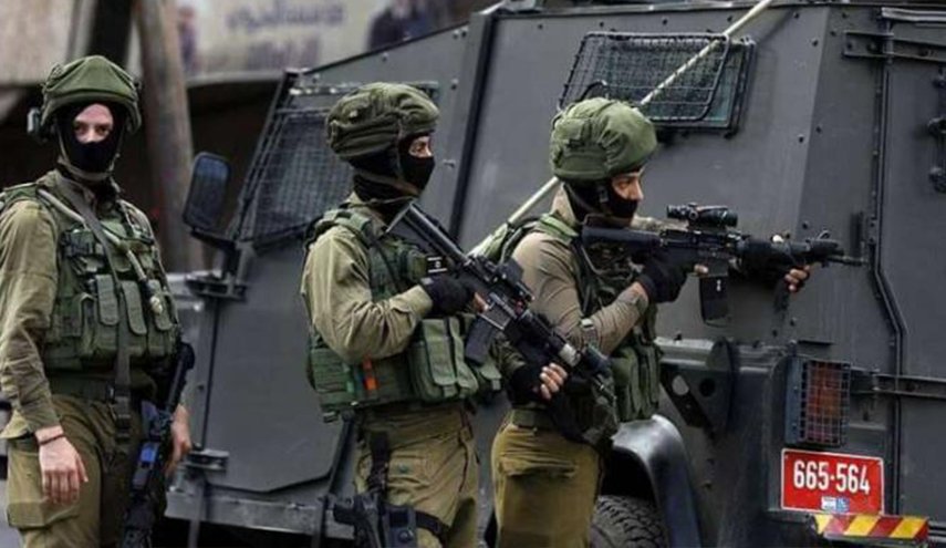 فلسطينيون يخترقون الحدود ويستولون على معدات لجيش الاحتلال