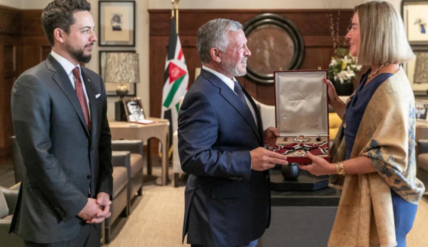 الملك الأردني يلتقي موغيريني ويمنحها وسام الاستقلال 