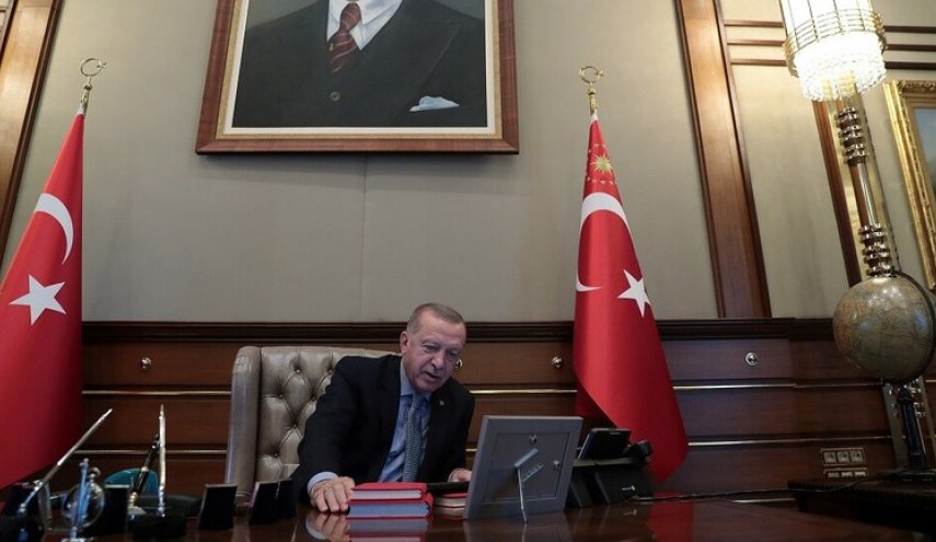 شاهد.. لحظة إعطاء أردوغان أوامر بدء العدوان على سوريا