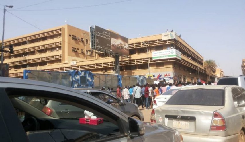 الشرطة السودانية تفض موكب طبول السلام أمام القصر الرئاسي
