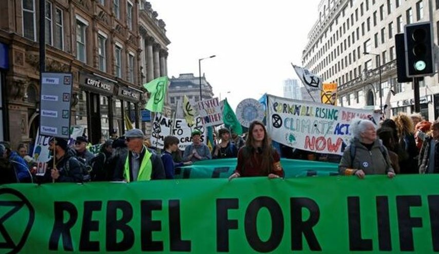 طرفداران محیط زیست محدوده مراکز مالی مهم لندن را تصرف کردند