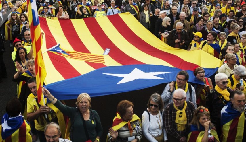 رؤساء بلديات كتالونيا يحثون مدريد على منحه حق تقرير المصير