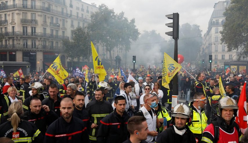 درگیری پلیس فرانسه با آتش‌نشان های معترض