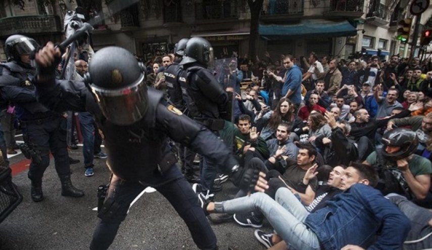 إسبانيا.. صدامات بين الشرطة ومحتجين يؤيدون استقلال إقليم كتالونيا 