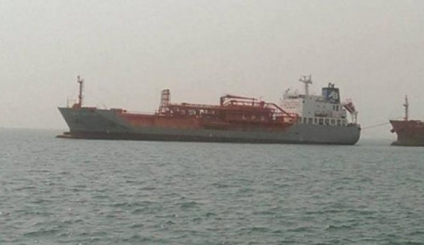 العدوان السعودي يحتجز سفينة مشتقات نفطية إضافية