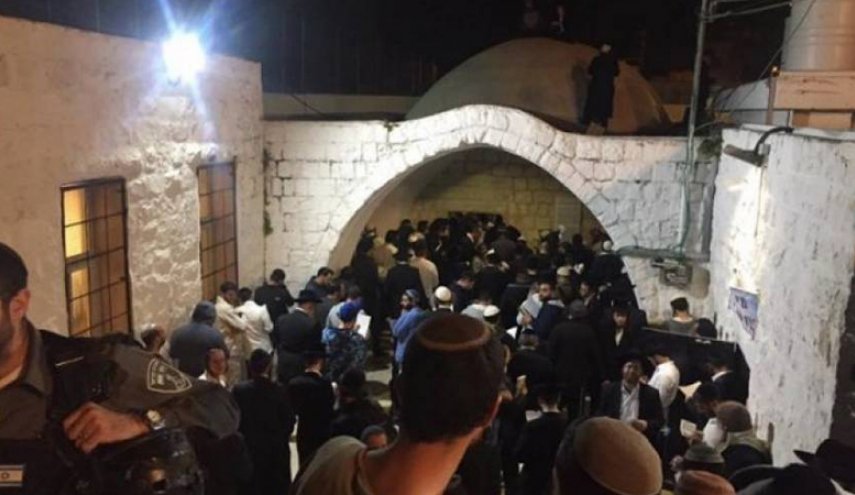 51 اصابة خلال اقتحام مئات المستوطنين قبر النبي يوسف (ع) بنابلس

