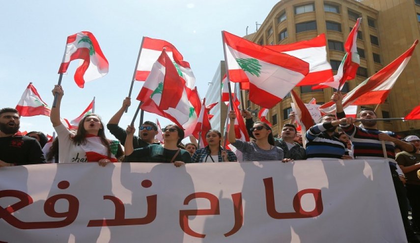 الحكومة اللبنانية تتراجع عن فرض الضريبة على الواتسأب 