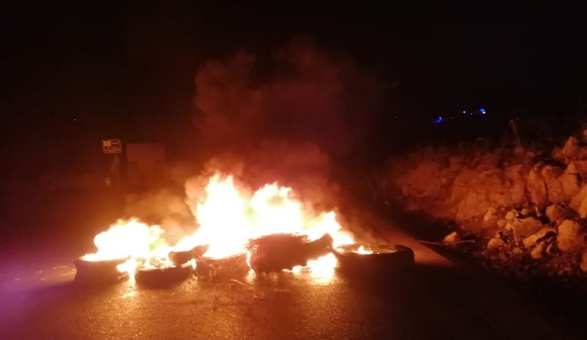 اعادة قطع ساحة عبد الحميد كرامي بطرابلس بالاطارات المشتعلة