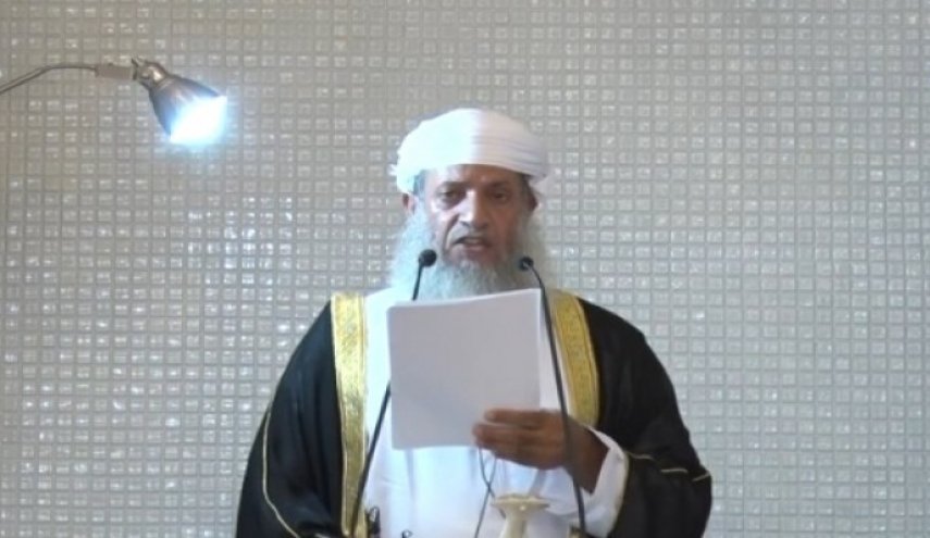 رفع الأذان ومات بالمحراب... تشييع إمام جامع السلطان قابوس