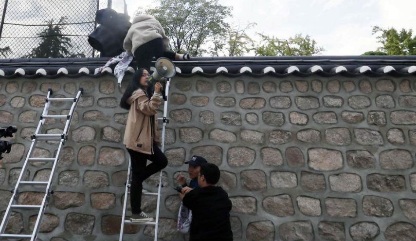 عکس؛ ورود معترضان کره‌ای به محل اقامت سفیر آمریکا