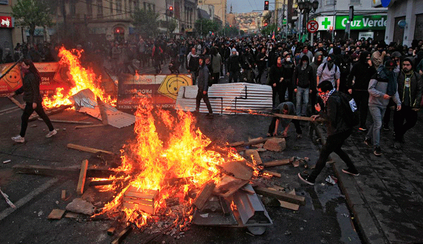 اشتباكات بين المتظاهرين و الشرطة في تشيلي 