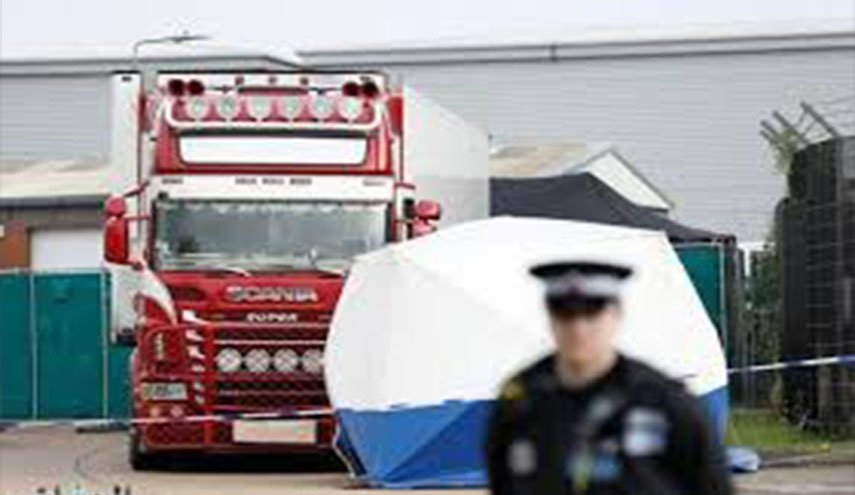 العثور على شاحنة داخلها 9 أشخاص على قيد الحياة في مدينة بريطانية 