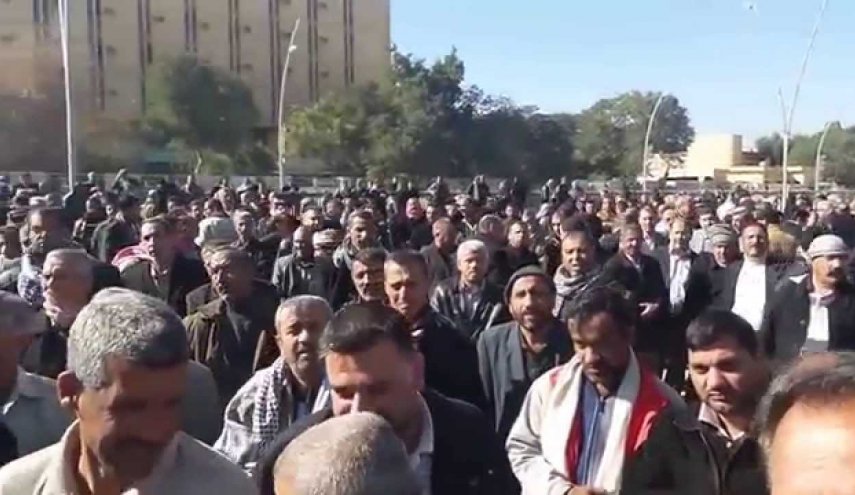 عشرات المتظاهرين يحتشدون أمام مجلس محافظة واسط