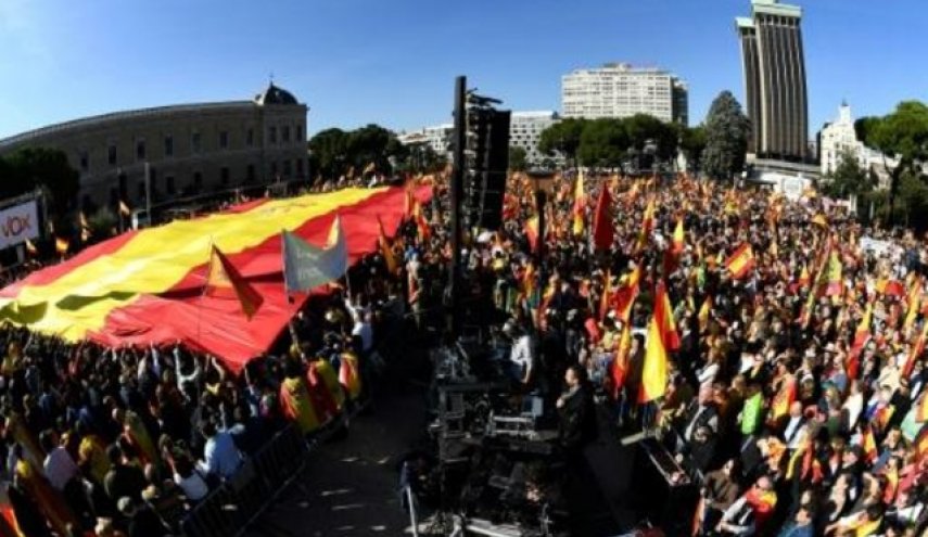 مسيرة بالآلاف في مدريد لمناهضي انفصال كاتالونيا
