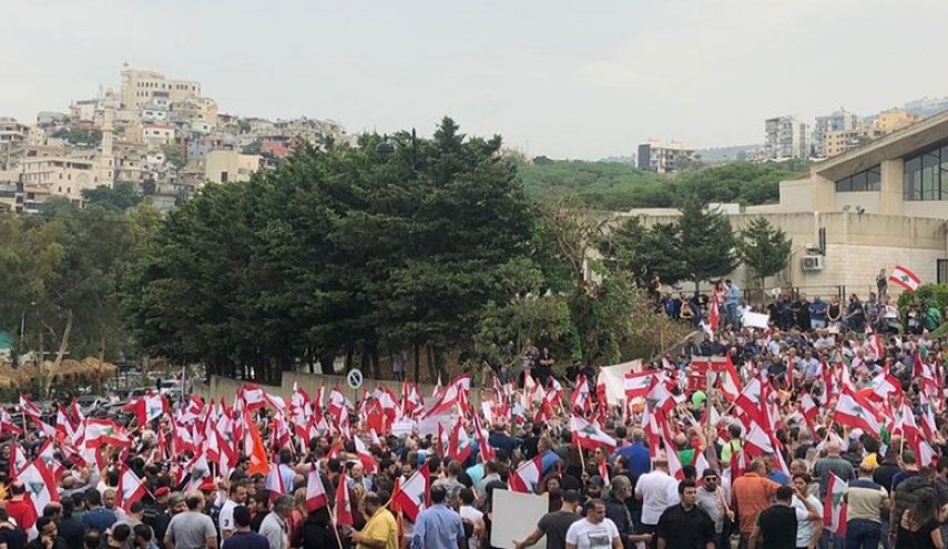 عدد من المتظاهرين اللبنانيين يطالبون بفتح الطرقات 