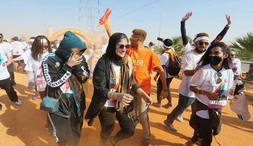 'اختلاط ورقص وأحضان' تقسم المغردين في السعودية