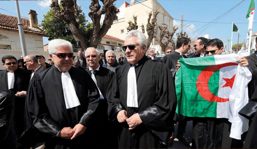 قضاة الجزائر يهددون بالعودة للإضراب