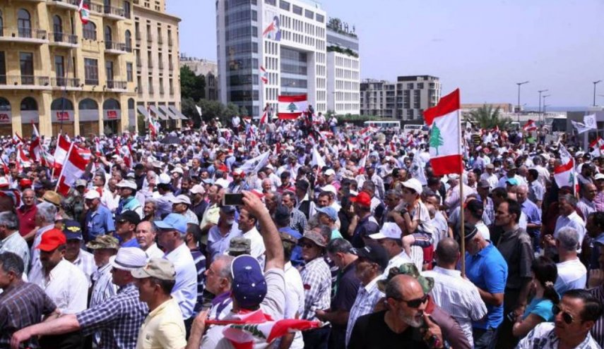 العالم: درگیری میان تظاهرکنندگان و مخالفین تظاهرات در میدان شهدای بیروت/ چادر تحصن‌کنندگان به آتش کشیده شد