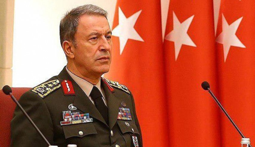 وزير دفاع تركيا يتفقد قواته على الحدود مع سوريا