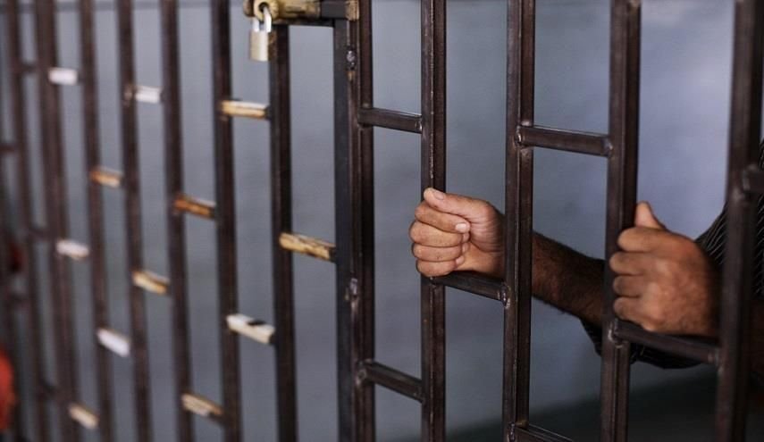عقاب معتقل بحرینی بالحبس الإنفرادي بعد اعتراضه على الحاجز الزجاجي