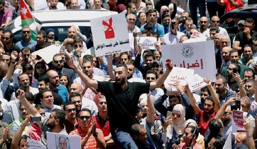 الحكومة الأردنية تواجه تجدید دعوات للاستقالة