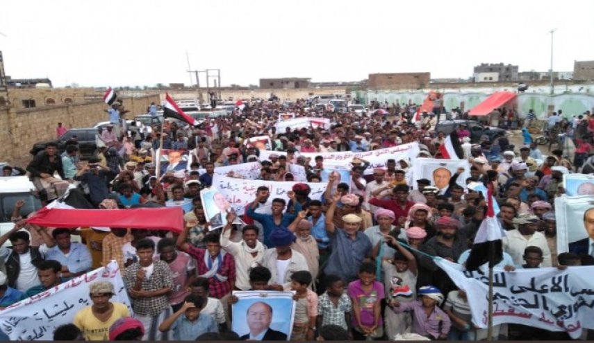 يمنيون يتظاهرون ضد الإمارات بسقطرى ويتهمونها بنشر الفوضى