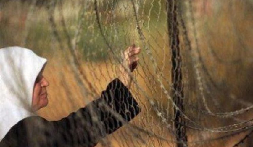 قوات الإحتلال تعتقل والدة أسير فلسطيني لدى زيارة نجلها