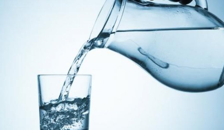 هل شرب المياه  'على الريق' أكثر فائدة للجسم؟