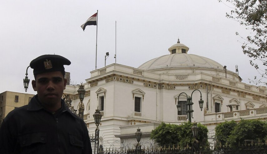 برلمان مصر يتخذ إجراءاً ضد نائب طالب برحيل السيسي