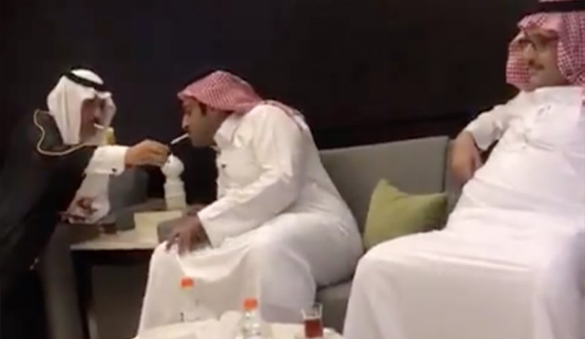 هل أطاحت 'سيجارة قطرية' بأحد أبرز سفراء السعودية؟