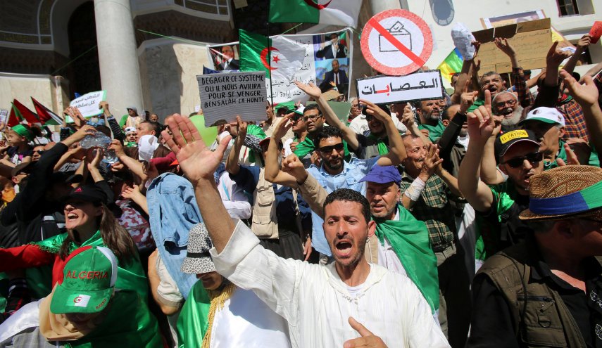 تصاعد التوتر في الجزائر قبل شهر من موعد الانتخابات الرئاسية