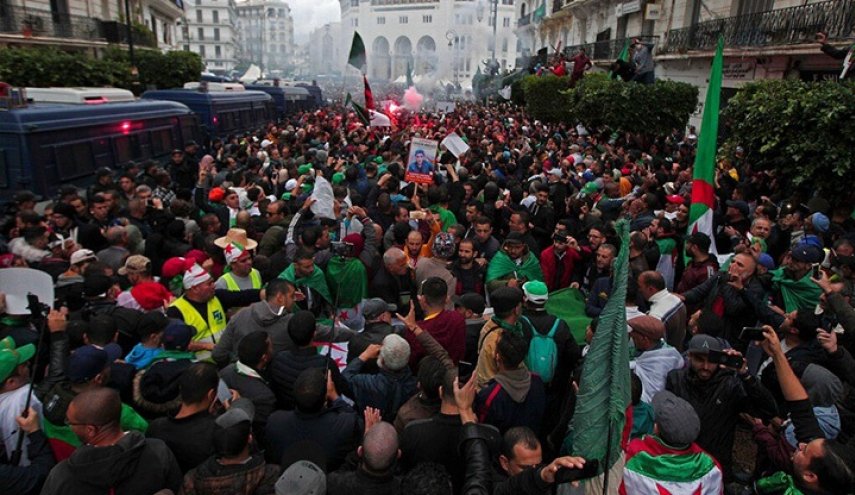 طلاب الجزائر يتظاهرون تضامنًا مع المعتقلين ورفضًا للانتخابات
