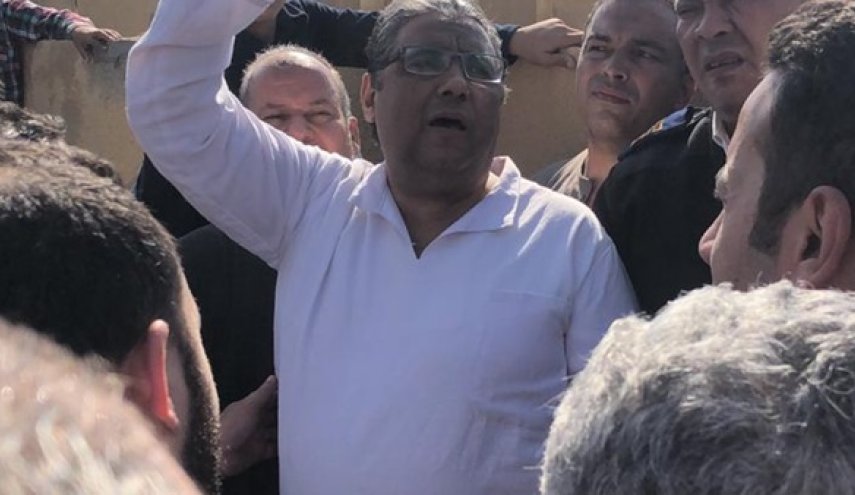 بملابس السجن: الأمن المصري يسمح لمراسل الجزيرة بدفن والده 