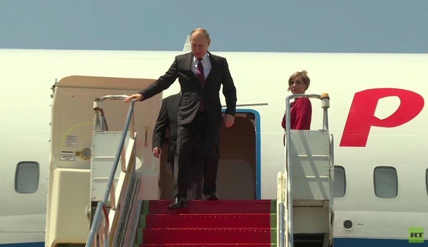 بوتين يصل إلى برازيليا للمشاركة في قمة مجموعة 