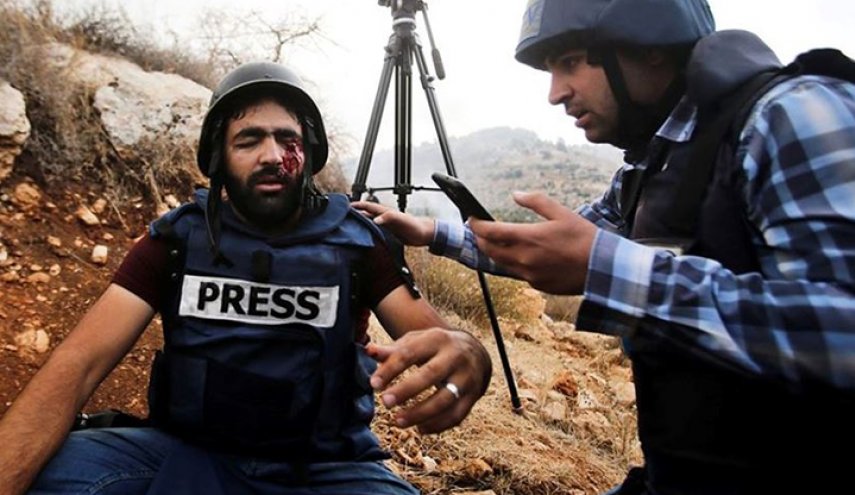 مواجهات بالضفة والاحتلال يصيب صحفيًّا بعينه بالخليل
