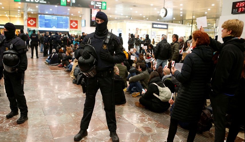 بالفيديو.. احتشاد المحتجين في محطة القطار الرئيسة في برشلونة