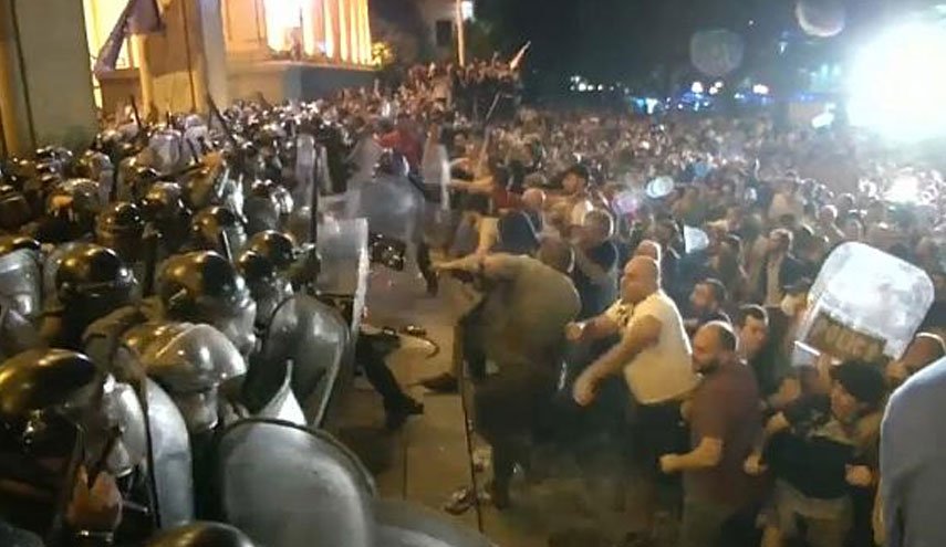 پلیس تظاهرات مخالفان دولت در تفلیس را متفرق کرد