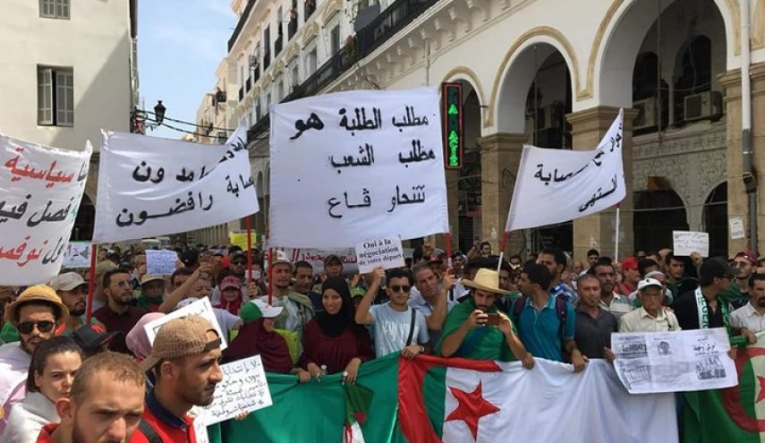 عزل معلمين جزائريين أضربوا عن العمل 